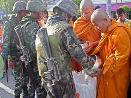 Quân đội sớt bát cúng dường nhà sư - Ảnh minh họa